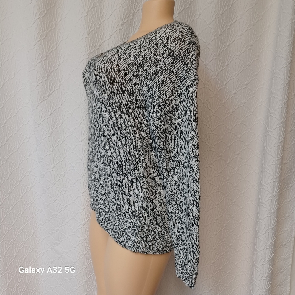 Victoria's Secret Women Size S Black and White V-Neck Sweater - Picture 8 of 13